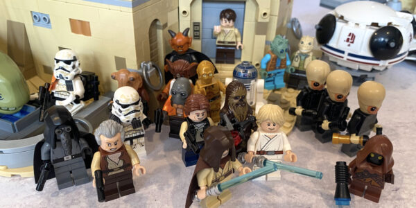 The Lego Mos Eisley Cantina Brings Home the Galaxy’s Most Wretched Scum and Villainy